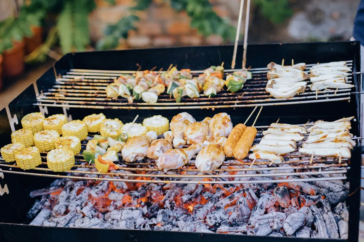 BBQ food truck pour un match sport avec smoker et viande fumee