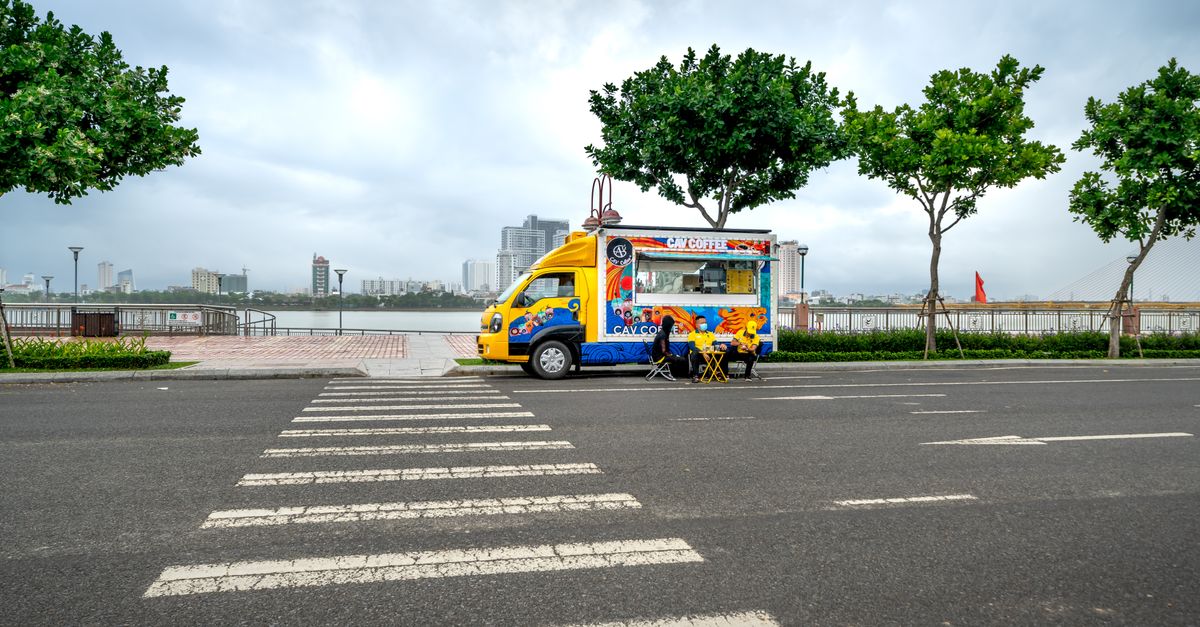 Food truck barbecue avec smoker fumant a Nantes