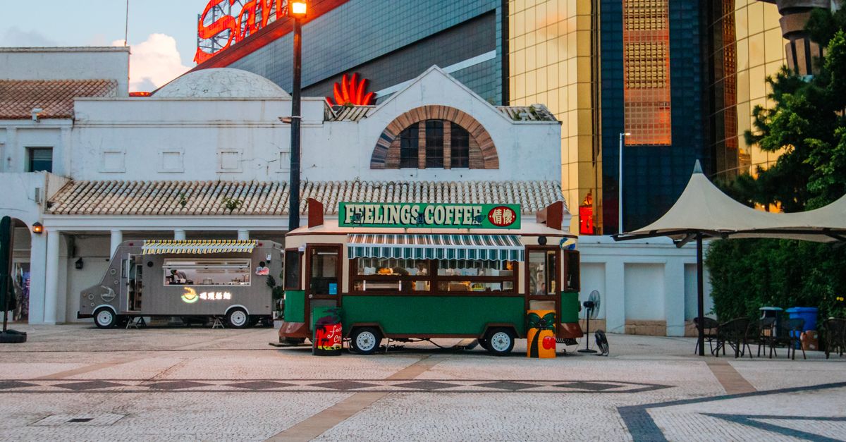 Food truck barbecue avec smoker fumant a Nimes