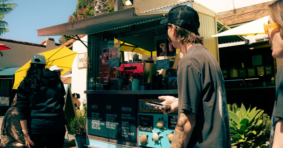 Food truck barbecue avec smoker fumant a Rennes