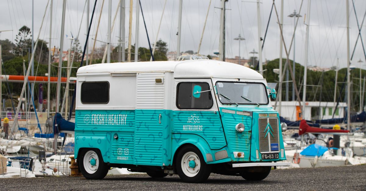 Food truck barbecue avec smoker fumant a Toulon