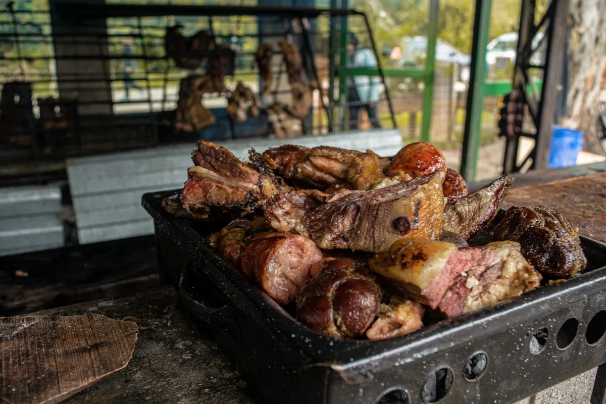 Food truck barbecue avec smoker fumant a Annecy