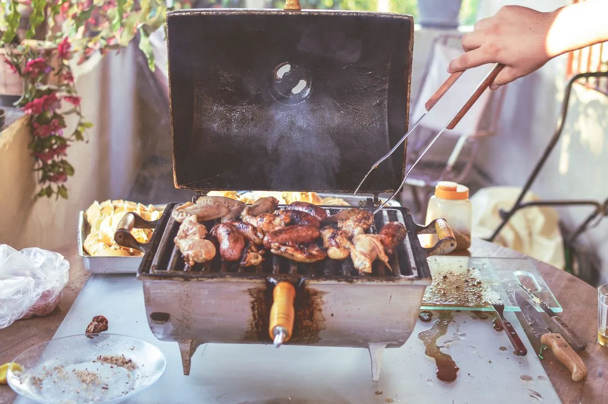 Food truck barbecue avec smoker fumant a Besancon
