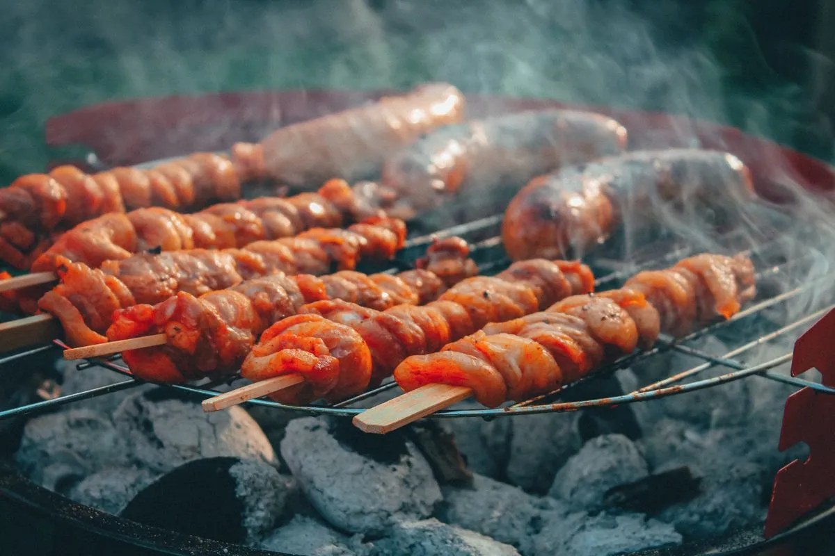 Food truck barbecue avec smoker fumant a Chambery
