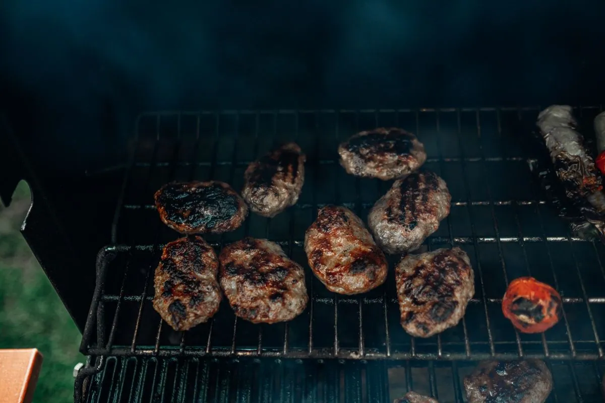 Food truck barbecue avec smoker fumant a Mulhouse