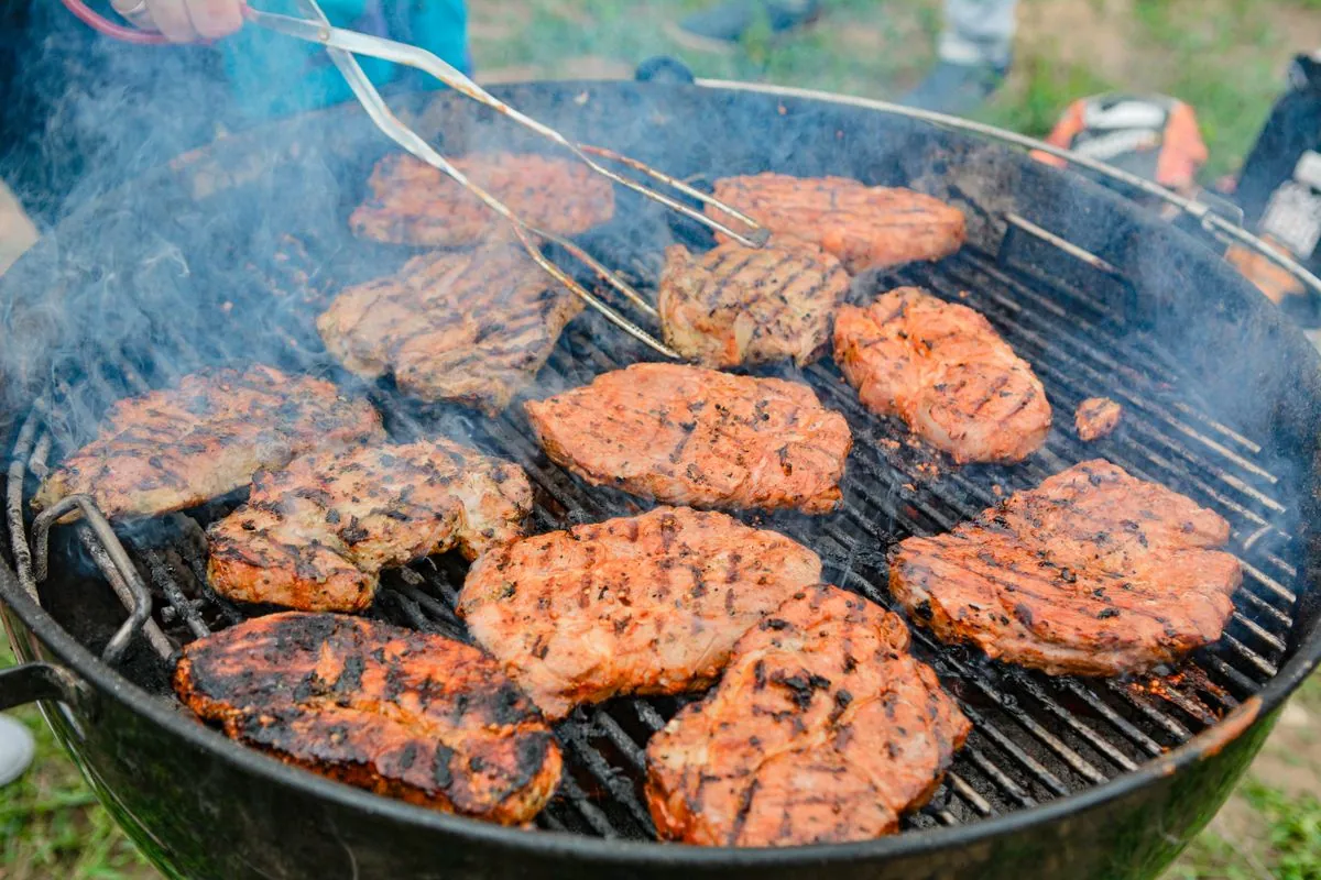 Food truck barbecue avec smoker fumant a Poitiers